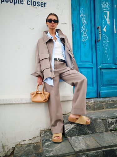 Серый костюм из объемной куртки и брюк