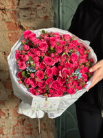 Букет из яркой кустовой пионовидной розы и оксипеталума