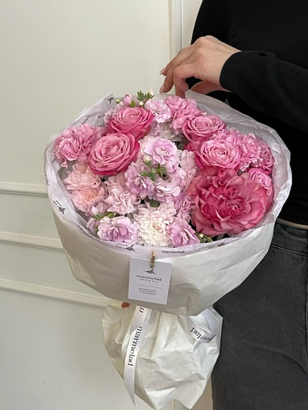 Букет из кустовых пионовидных роз, хризантемы в розовом оттенке и маттиолы