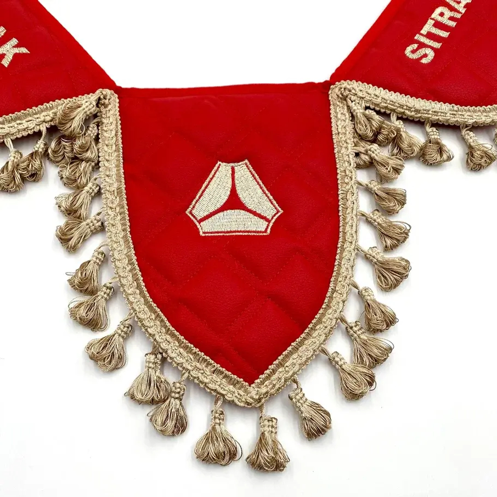 Вымпел тройной Sitrak (экокожа, красный с бежевой вышивкой)