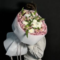 Букет из кустовых хризантем и альстромерий