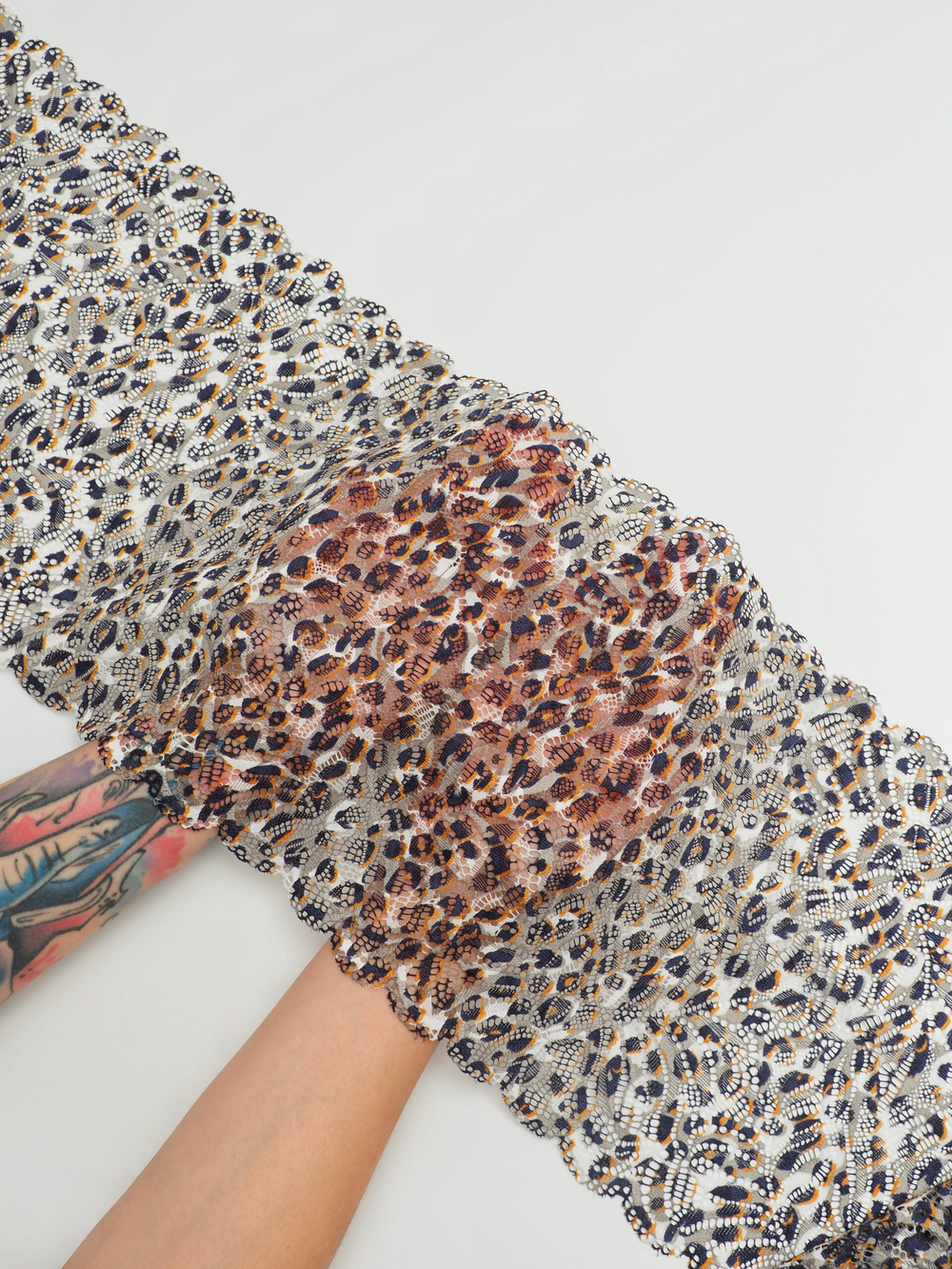 Эластичное кружево леопард белый с оранжевым, серым и темно-синим ширина 22 см