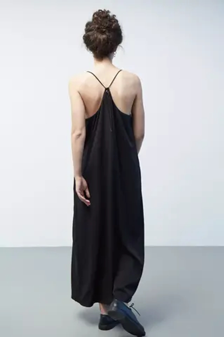 Платье на бретелях макси черное из вискозы