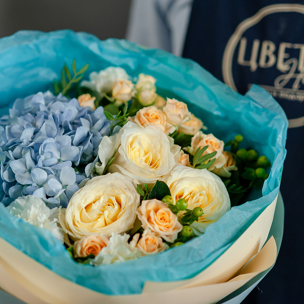 Пионовидные розы с голубой гортензией в стильном оформлении