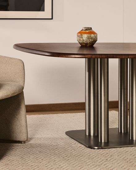 Стол Melvar из 100% орехового шпона с основанием из стали 150 x 150