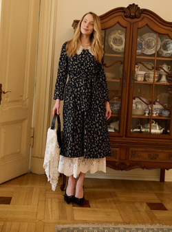 Платье с кружевным воротником