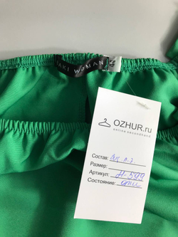 Платье насыщенного цвета и повседневного кроя 44 размер