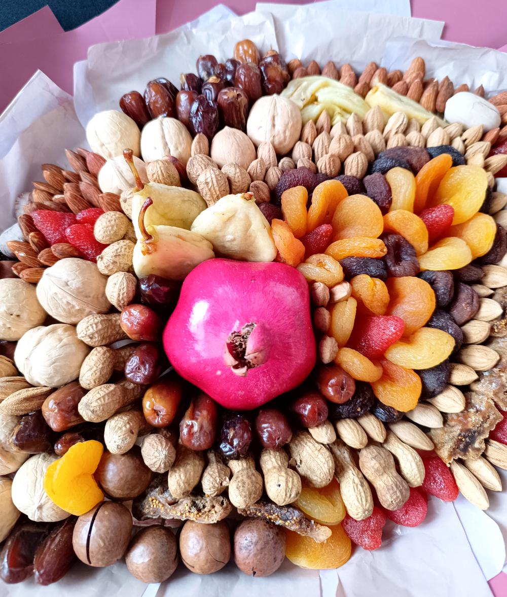 Букет с гранатом, орехами и сухофруктами