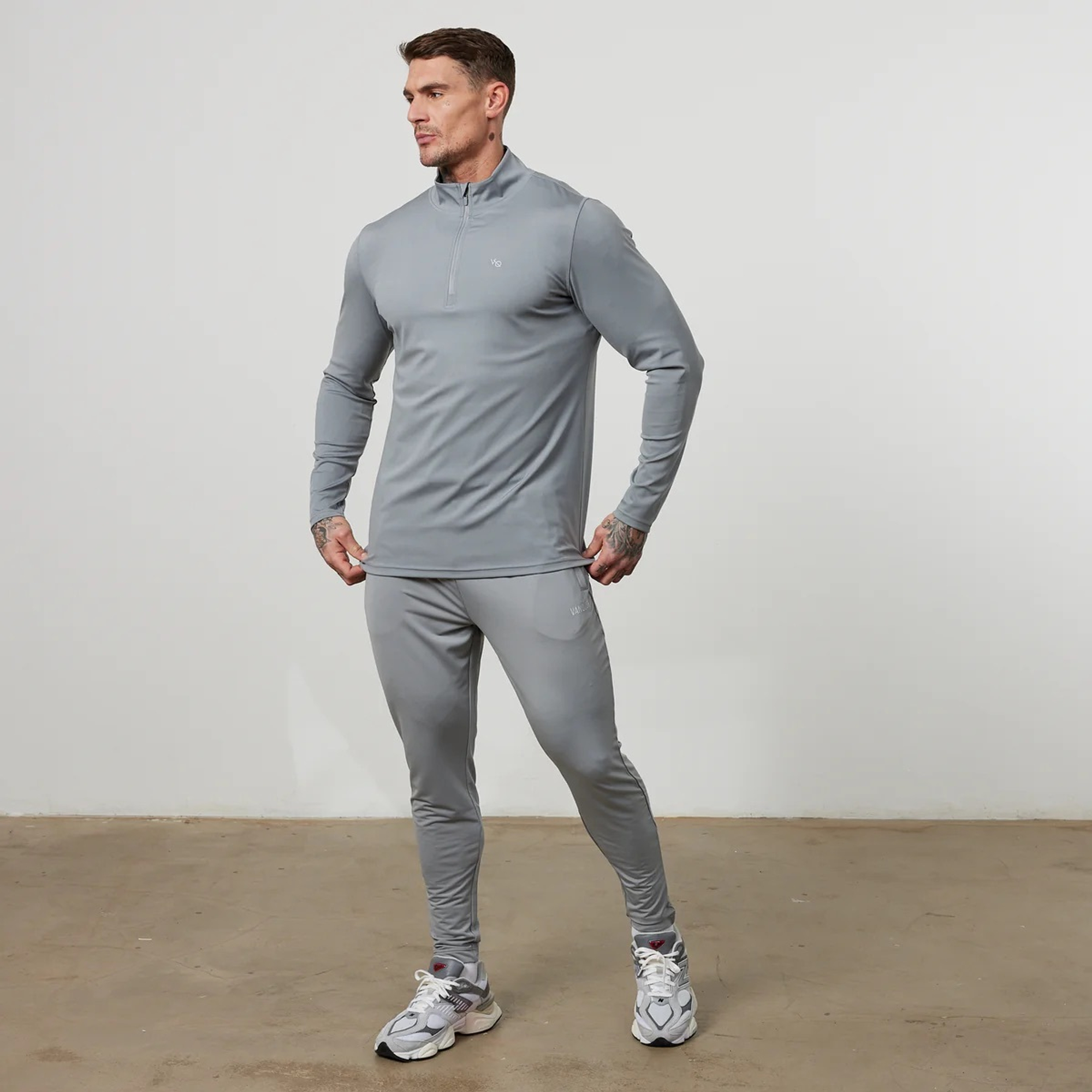 Лонгслив VANQUISH Essential Performance Zip Long Grey