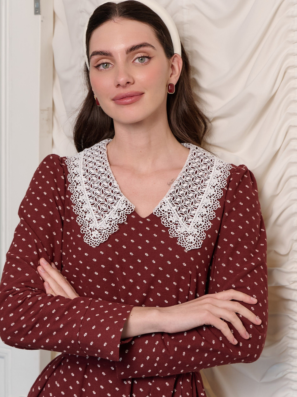Платье с кружевным воротником