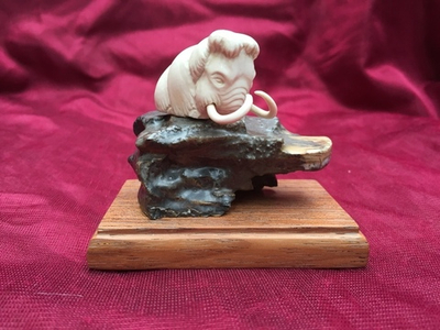 Мамонт на скале