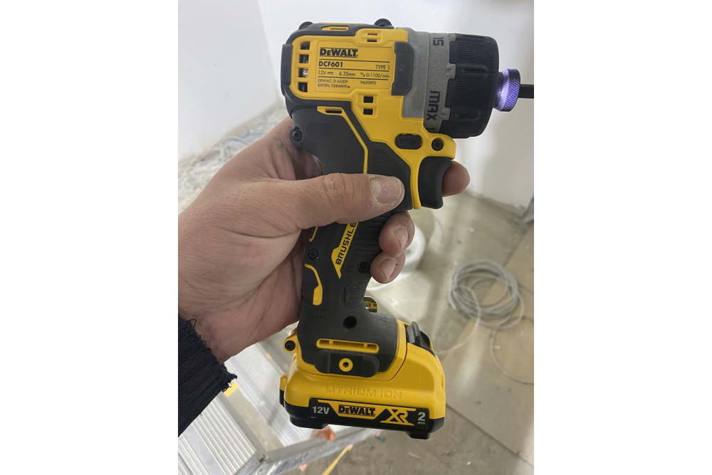 Шуруповерт DEWALT 12 В XR DCF601D2-QW