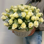 Корзина из 51 шт белой розы и эвкалипта
