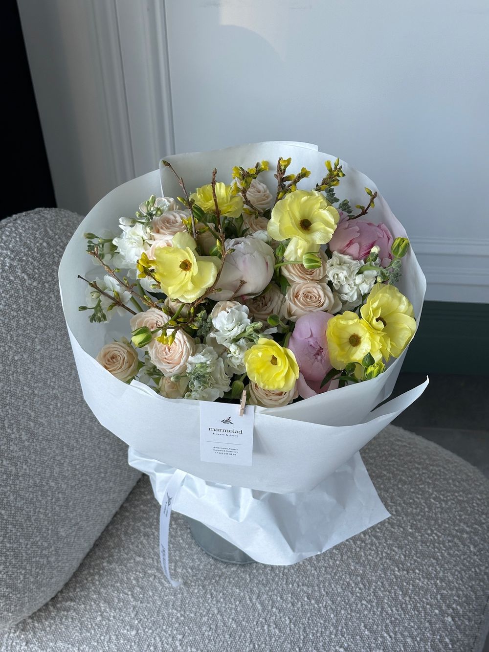 Букет сборный из кустовых пионовидных роз, ранункулюсов и пионов