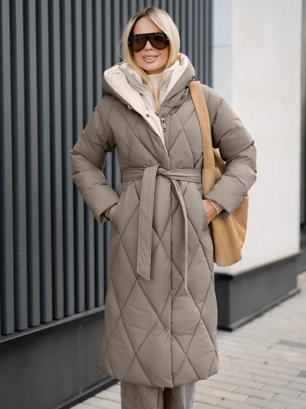 Пуховик стеганный зимний длинный с капюшоном