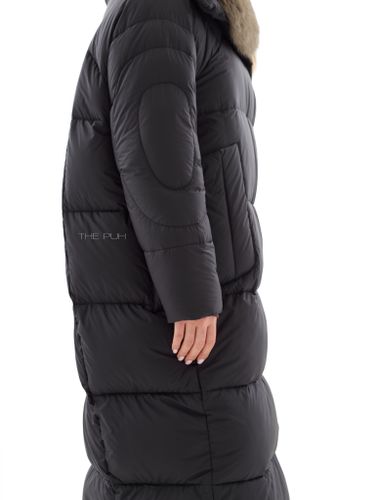 Длинный черный пуховик с коричневым мехом песца