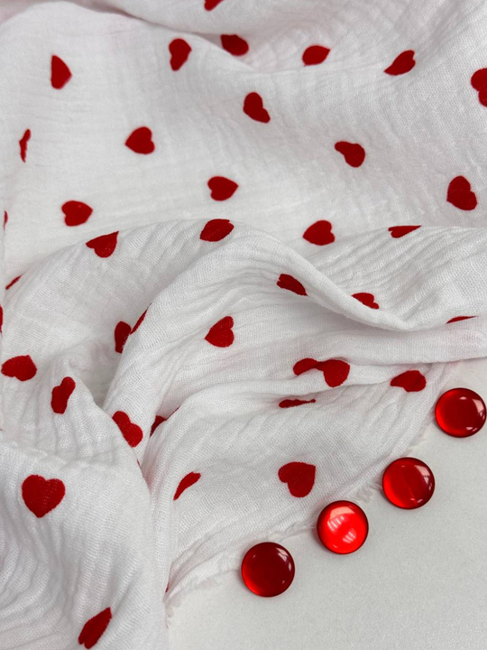Муслин принт сердечки красные на белом