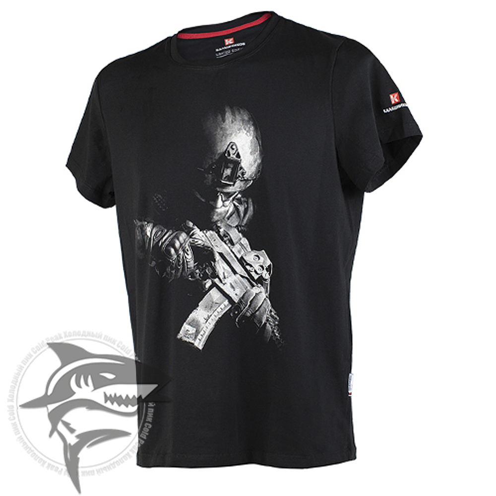 Фирменная футболка «Калашников» с бойцом Российского спецназа, вооруженным автоматом.