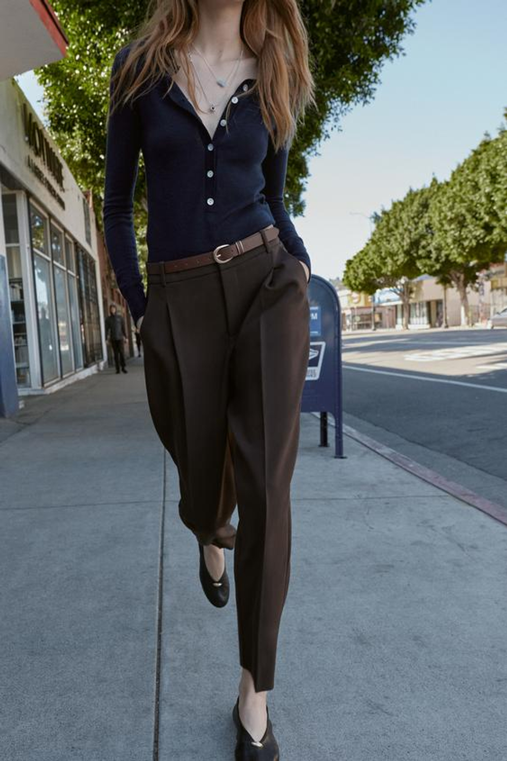 ZARA БРЮКИ С ЗАЩИПАМИ И РЕМНЕМ, ТЕМНО-КОРИЧНЕВЫЙ