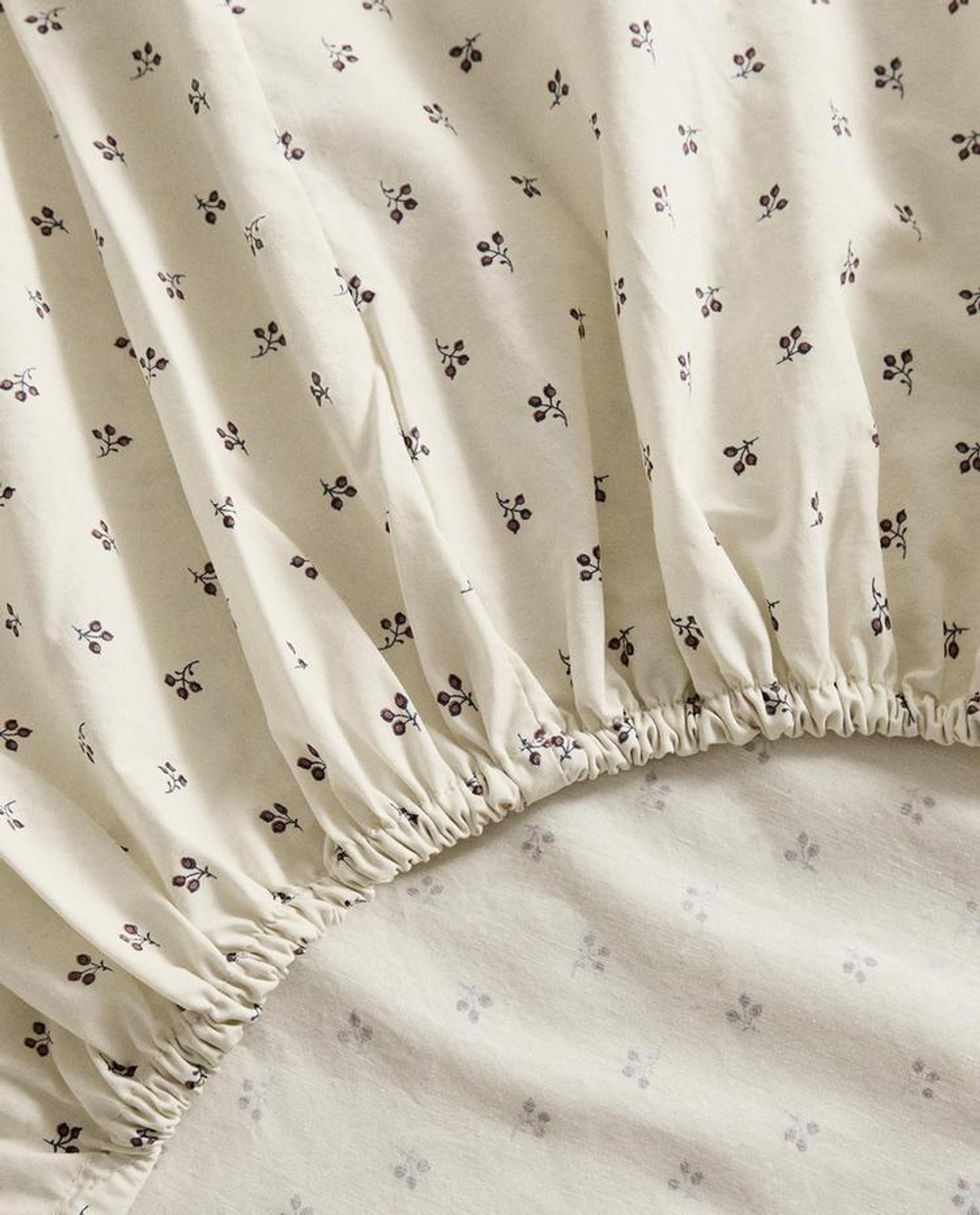 ZARA HOME ДЕТСКАЯ ПРОСТЫНЯ НА РЕЗИНКЕ С ОБОРКАМИ И ПРИНТОМ, ЭКРЮ