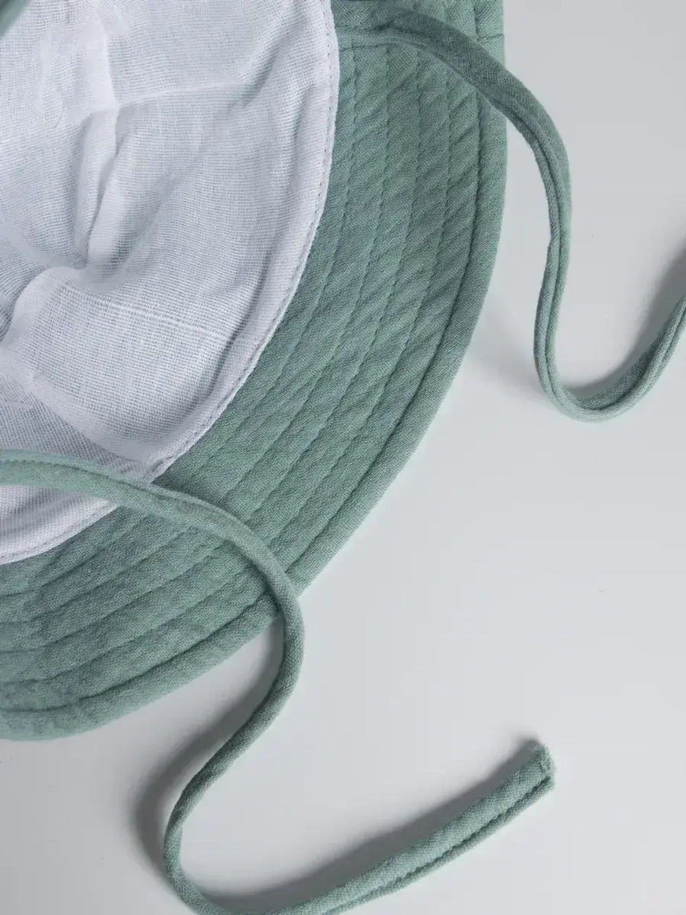 Зеленая детская панама на лето с завязками