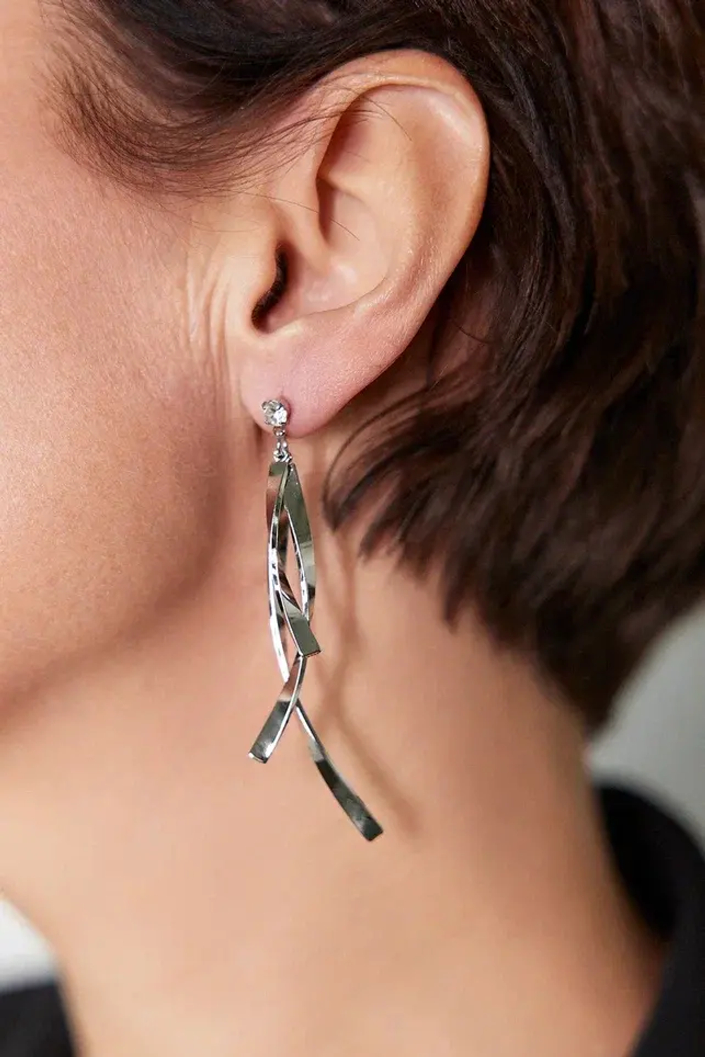 Серьги пусеты кристалл с тремя неровными палочками, оттенок серебро