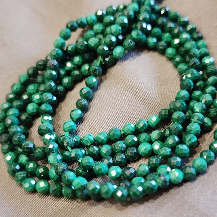 Малахит натуральный, шар огранка, р-р 3-3.2мм, цена за нить 9.5см (1/4)