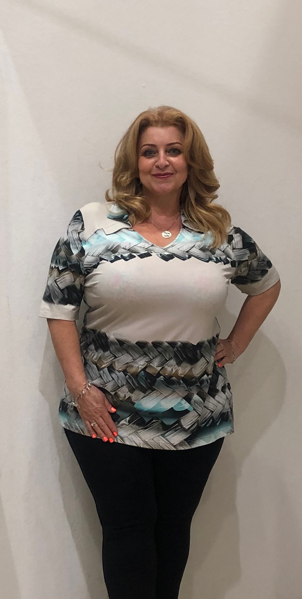 Нарядный блузон освежающей расцветки