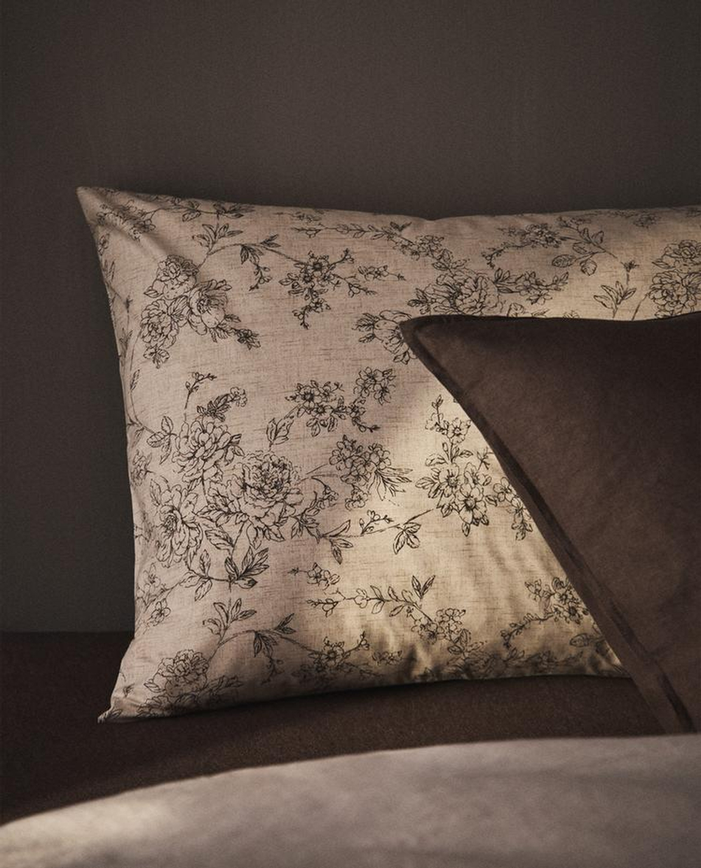 ZARA HOME НАВОЛОЧКА С ЦВЕТОЧНЫМ ПРИНТОМ, БЕЖЕВЫЙ