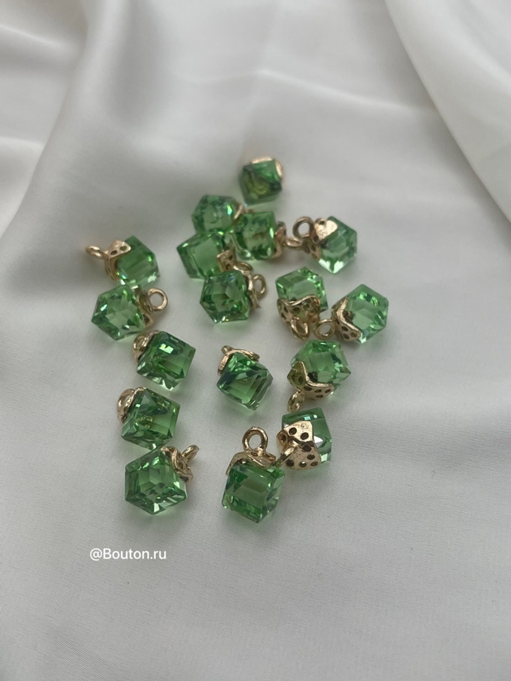 Пуговица на ножке Золото кристалл зеленый