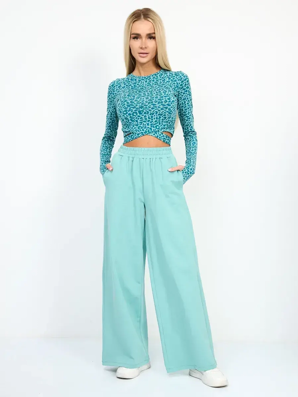 Женский костюм с брюками палаццо