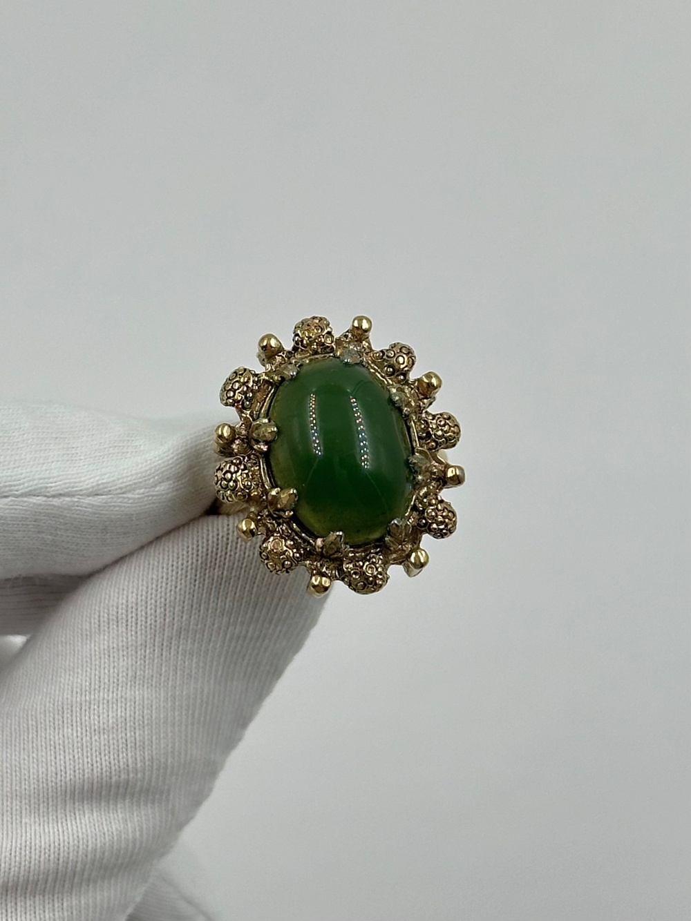 Кольцо с зелёным кабошоном