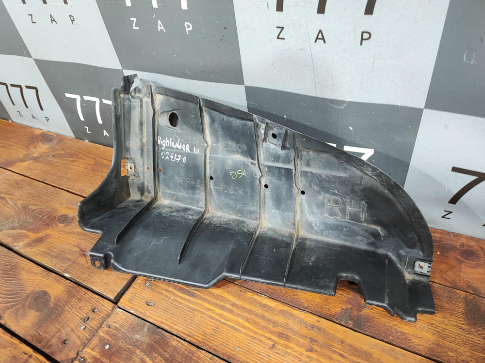 Пыльник заднего бампера Toyota Highlander 3 13-19 Б/У Оригинал 587230E050