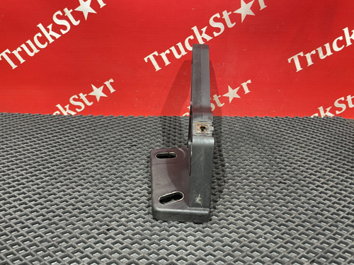 Кронштейн солнцезащитного козырька левый 2018г.