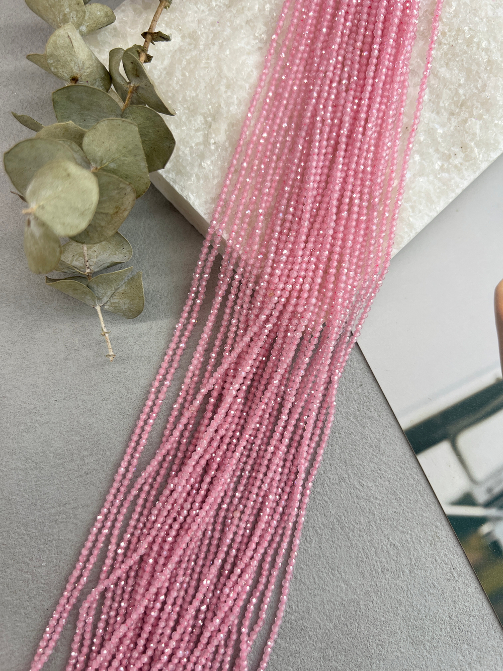 Бусины циркона (фианиты) 2 мм, нить 37 см, розовый