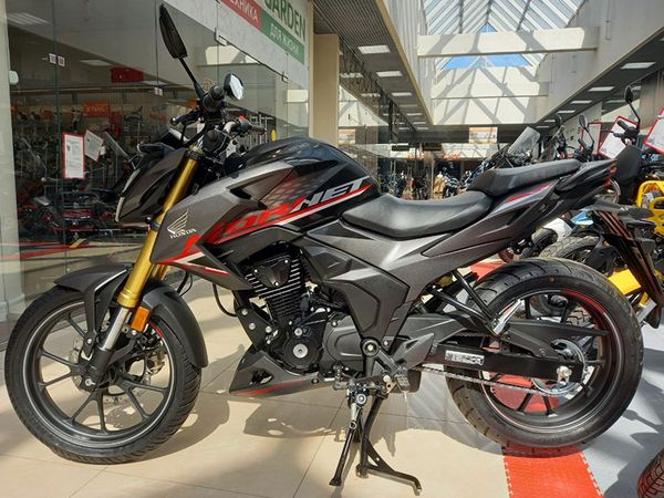 Стильный мотоцикл среднего класса Honda Hornet 2.0
