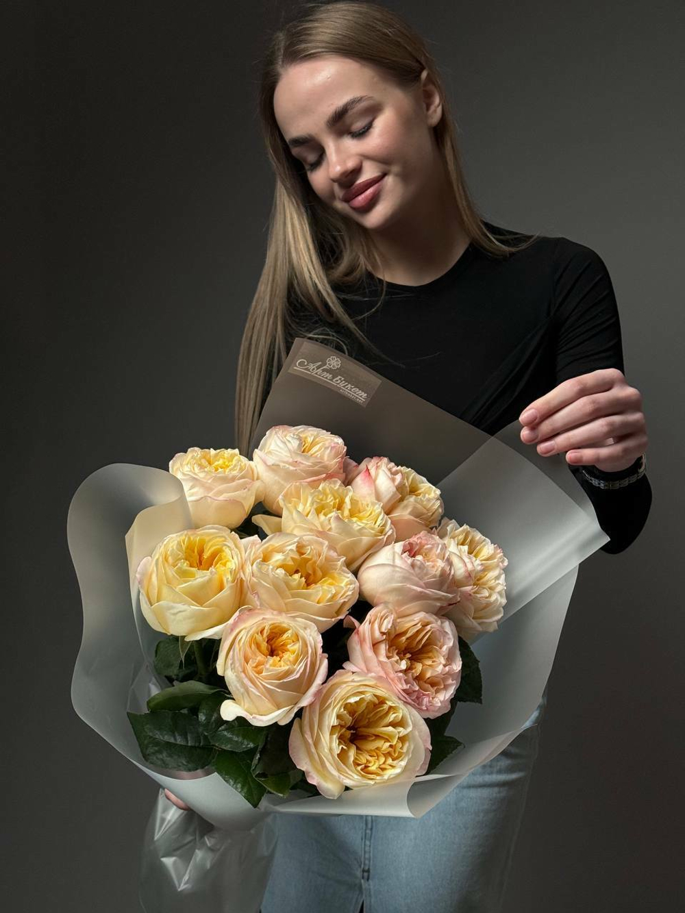 Букет из 11 кремовых пионовидных роз в упаковке