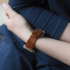 Ремешок для Apple Watch 44/45/46 mm из кожи аллигатора, цвета карамель лак