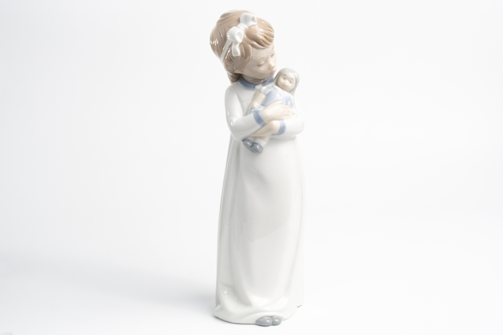 Статуэтка «Девочка с куклой»