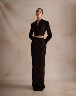 Костюм из черного твида с пайетками