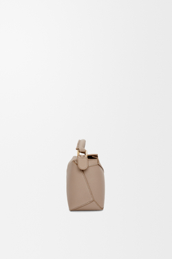 Loewe Мини-сумка Puzzle Edge из мягкой зернистой телячьей кожи, песочный