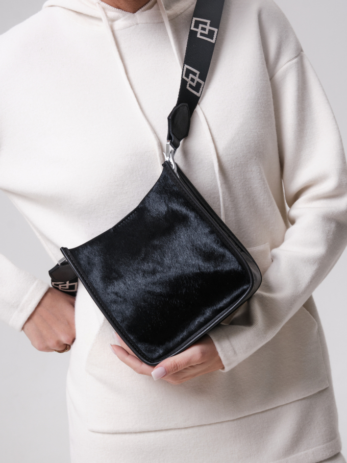 Сумка кожаная на плечо пони черная