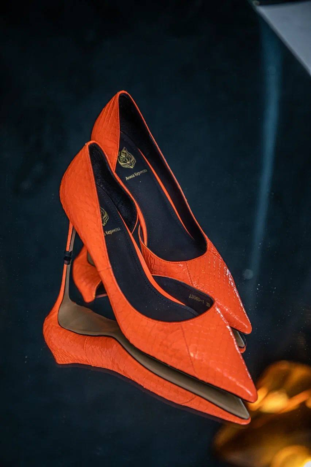 Женские кожаные туфли оранжевые с тиснением под рептилию