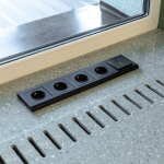 Розетка с заземлением и шторками (черный матовый)