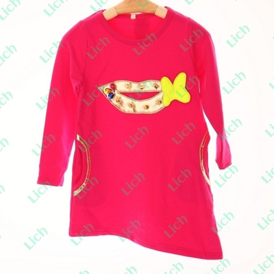 Туника с аппликацией губ и асимметричным краем