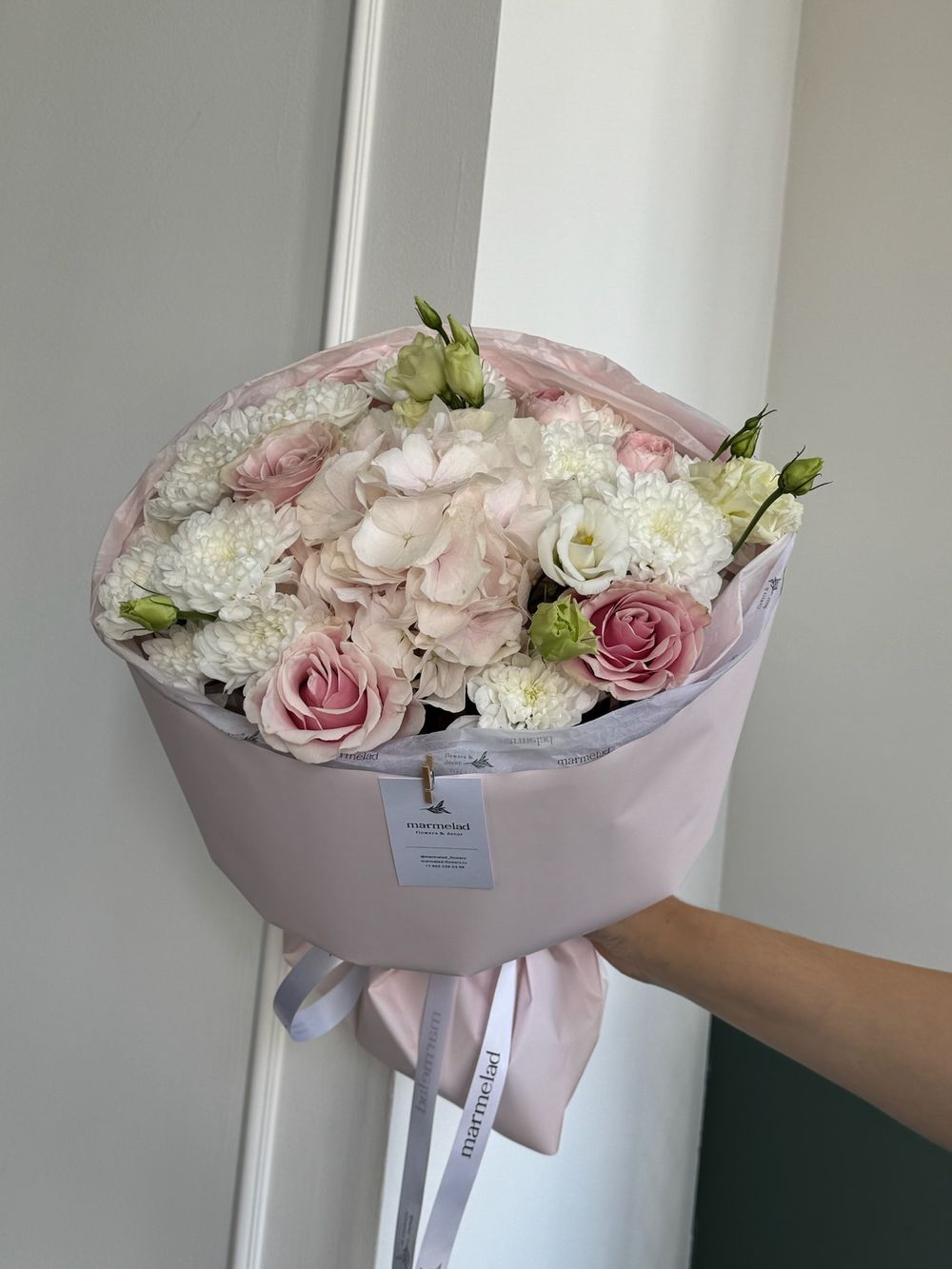 Сборный  букет из хризантемы, гортензии, лизиантуса и роз