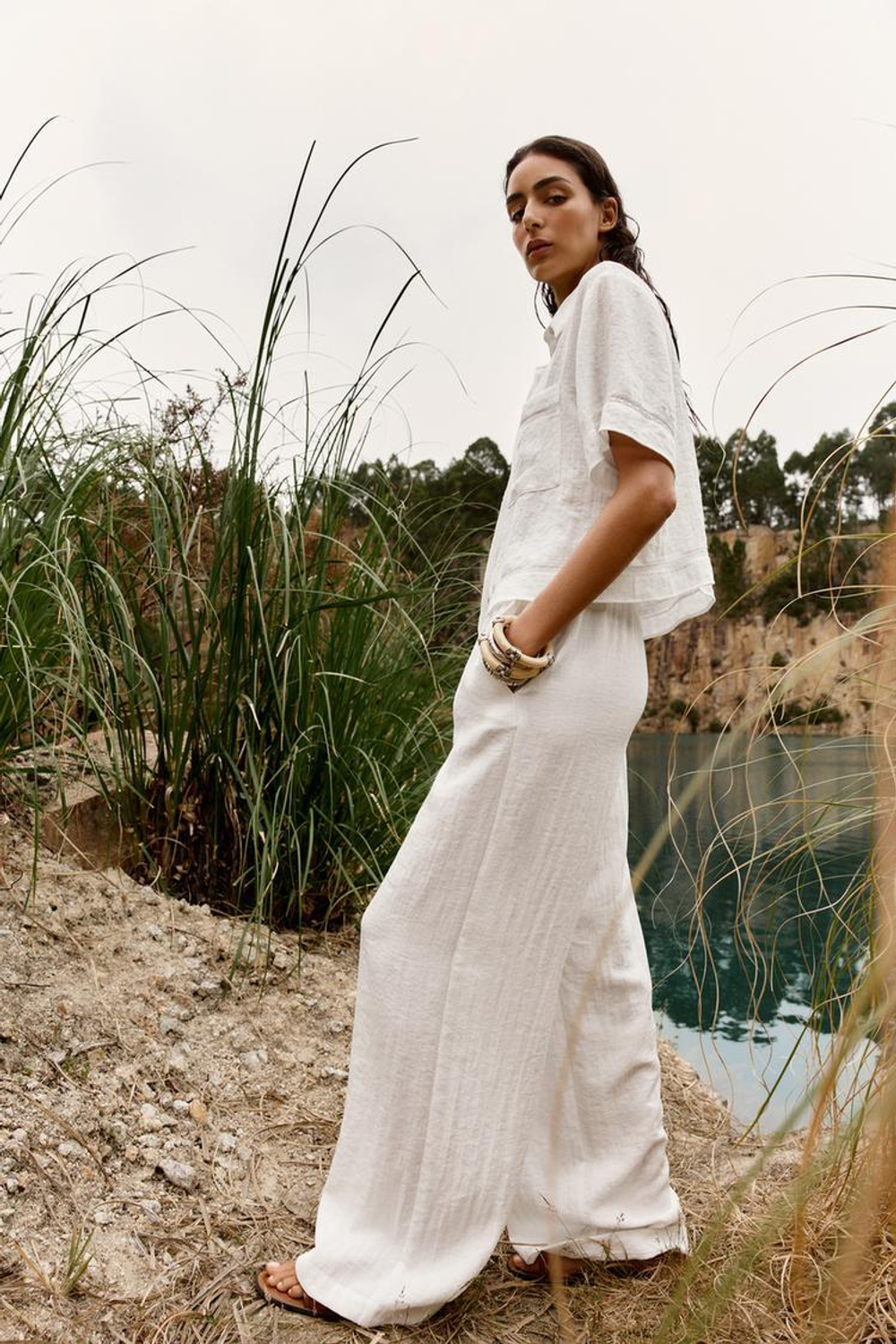 ZARA РУБАШКА С КОРОТКИМИ РУКАВАМИ И ДЕКОРАТИВНОЙ СТРОЧКОЙ, ЖЕЛТОВАТО-БЕЛЫЙ