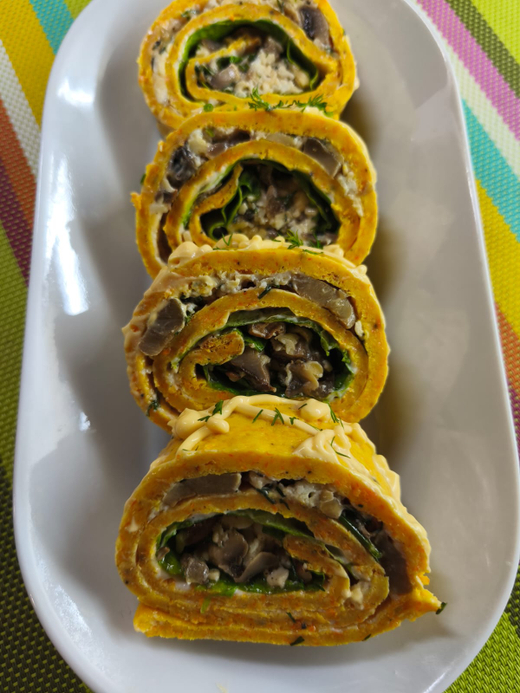 Рулетик с морковью, грибами и сыром.