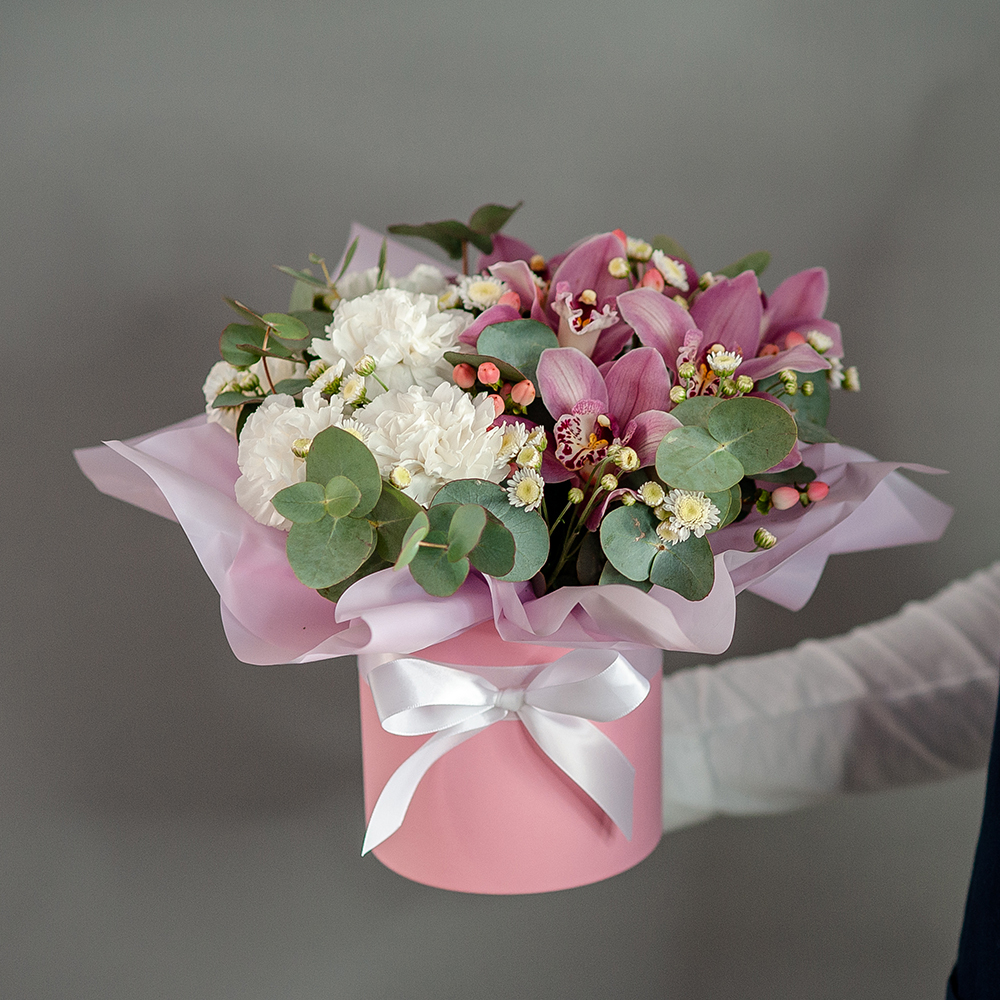 Розовая орхидея с белыми диантусами в шляпной коробке