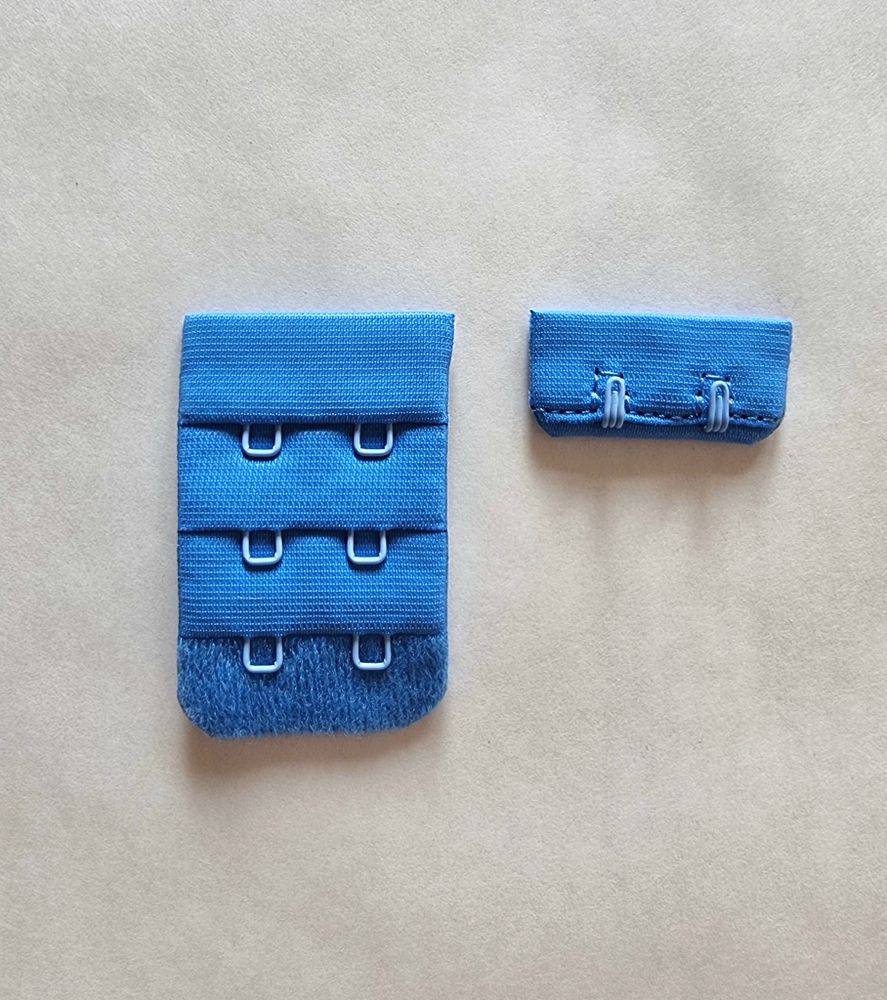 Застёжка тканевая синяя на 2 крючка 3,2*5,3 см (Pantone 18-4141TPX)